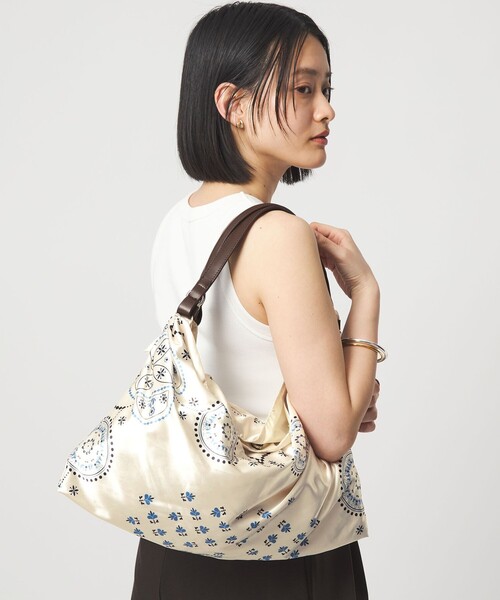 green label relaxing（グリーンレーベルリラクシング）の「スカーフ プリント バッグ（ショルダーバッグ・レディース・ブラウン/オフホワイト・FREE）」の4枚目の写真