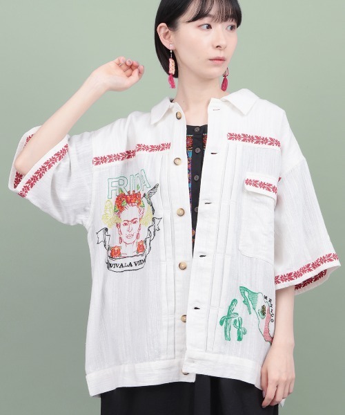 チチカカ(チチカカ)の「Rico 世界の偉人刺繍メンズシャツ(シャツ/ブラウス・レディース・その他1/その他3/その他2・FREE)」の2枚目の写真