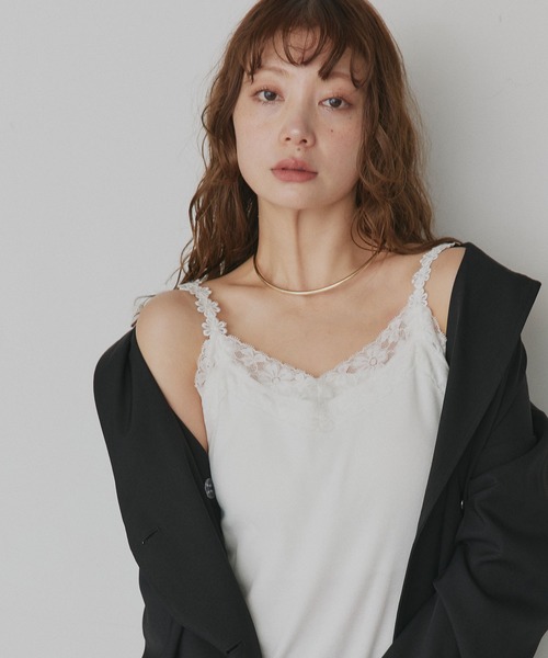 ad thie(アドティエ)の「フラワーレース リブキャミソール(キャミソール・レディース・オフホワイト/ブラック・FREE)」の5枚目の写真