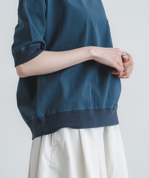 quadro(クオドロ)の「アサレチックポケ付プルオーバー(Tシャツ/カットソー・レディース・チャコール/オフホワイト/グレー/ブルー・FREE)」の7枚目の写真