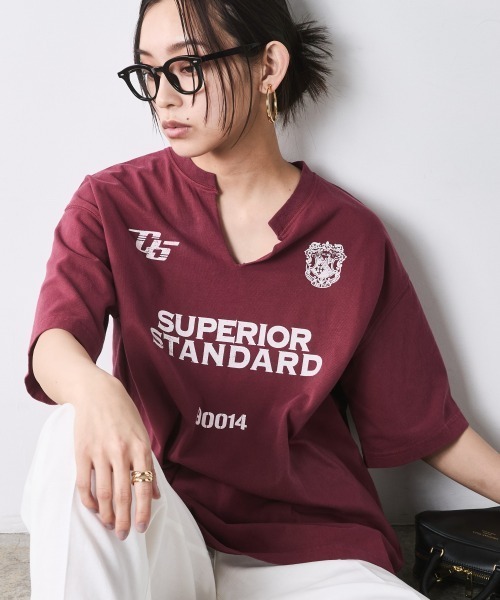 CHIC STYLE(シックスタイル)の「綿100%スリットネックプリントTシャツ<大きいサイズ有>シックスタイル(Tシャツ/カットソー・レディース・スミクロ/ボルドー・M/L/LL/3L/4L/5L)」の2枚目の写真