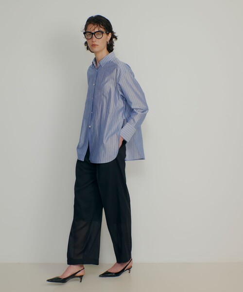qualite(カリテ)の「ラメストライプシャツ 春服 夏服 オフィスカジュアル 羽織り きれいめ(シャツ/ブラウス・レディース・ブルー/オフホワイト・フリー)」の3枚目の写真