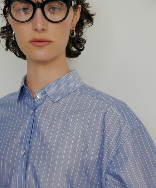 qualite(カリテ)の「ラメストライプシャツ 春服 夏服 オフィスカジュアル 羽織り きれいめ(シャツ/ブラウス・レディース・ブルー/オフホワイト・フリー)」の4枚目の写真