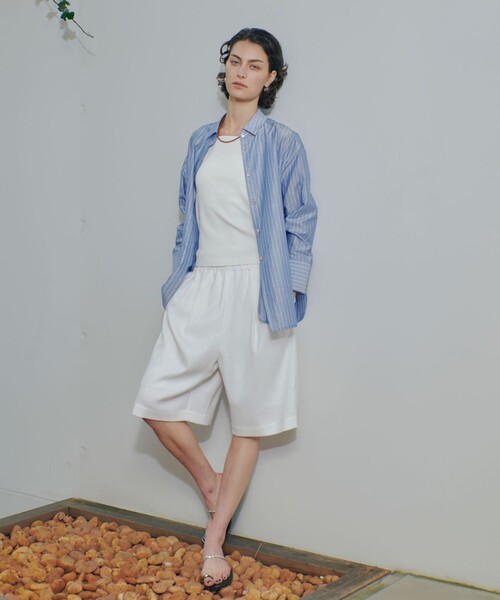 qualite(カリテ)の「ラメストライプシャツ 春服 夏服 オフィスカジュアル 羽織り きれいめ(シャツ/ブラウス・レディース・ブルー/オフホワイト・フリー)」の5枚目の写真