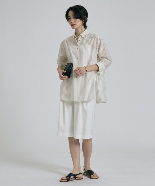 qualite(カリテ)の「ラメストライプシャツ 春服 夏服 オフィスカジュアル 羽織り きれいめ(シャツ/ブラウス・レディース・ブルー/オフホワイト・フリー)」の9枚目の写真
