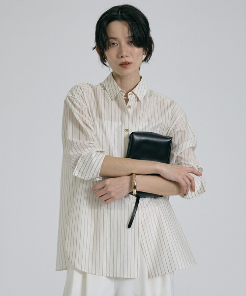 qualite(カリテ)の「ラメストライプシャツ 春服 夏服 オフィスカジュアル 羽織り きれいめ(シャツ/ブラウス・レディース・ブルー/オフホワイト・フリー)」の10枚目の写真