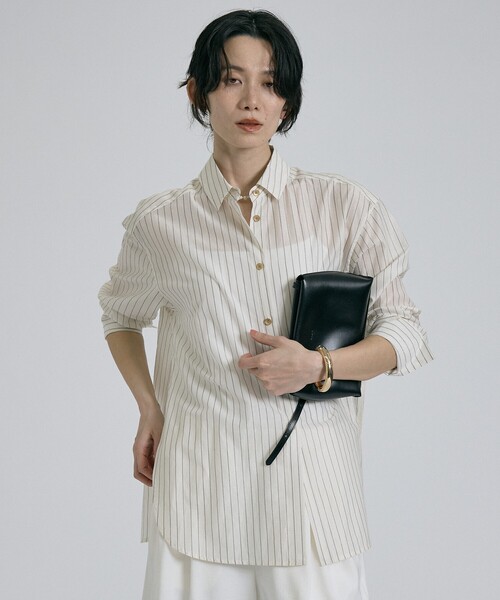 qualite(カリテ)の「ラメストライプシャツ 春服 夏服 オフィスカジュアル 羽織り きれいめ(シャツ/ブラウス・レディース・ブルー/オフホワイト・フリー)」の11枚目の写真