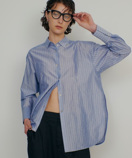 qualite(カリテ)の「ラメストライプシャツ 春服 夏服 オフィスカジュアル 羽織り きれいめ(シャツ/ブラウス・レディース・ブルー/オフホワイト・フリー)」の1枚目の写真