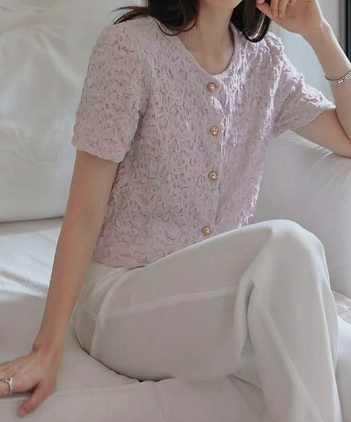 Maison Calme(メゾンカルム)の「【26年春夏新作】ゴールドボタンエンボスシアーUネック半袖トップス 肩パット付き(Tシャツ/カットソー・レディース・アイボリー/ピンク・F)」の8枚目の写真