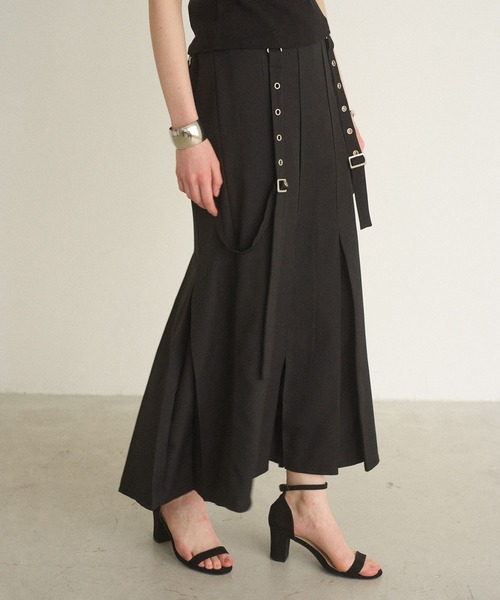 MIELI INVARIANT（ミエリインヴァリアント）の「Box Tuck Suspend Skirt（スカート・レディース・ベージュ/ブラック・MEDIUM/SMALL）」の17枚目の写真