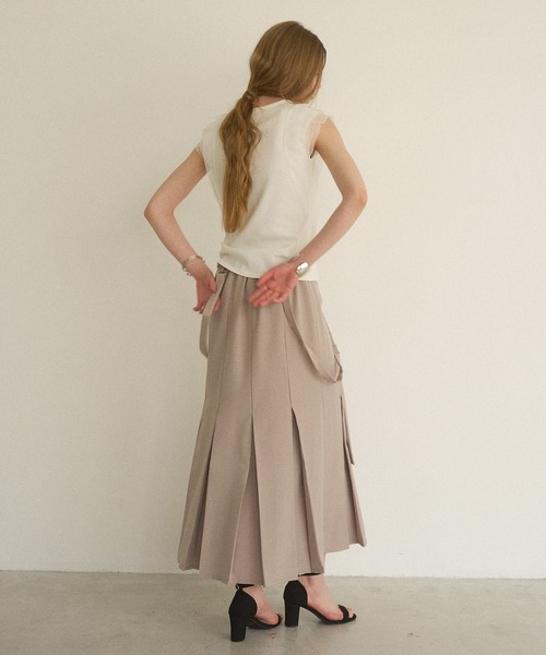MIELI INVARIANT（ミエリインヴァリアント）の「Box Tuck Suspend Skirt（スカート・レディース・ベージュ/ブラック・MEDIUM/SMALL）」の21枚目の写真