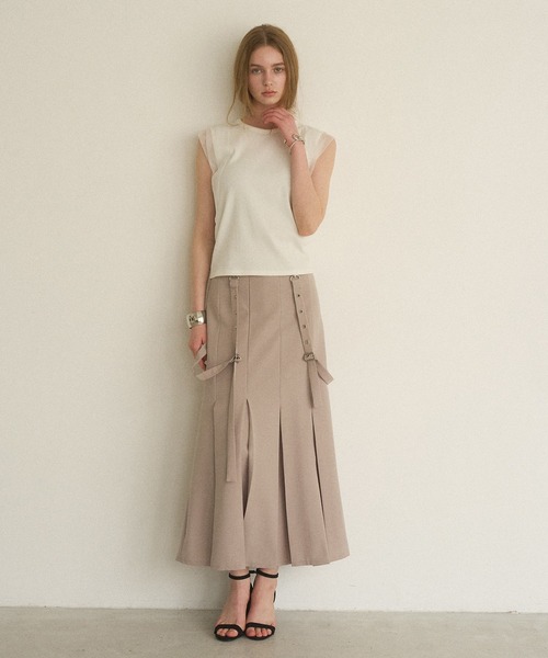 MIELI INVARIANT（ミエリインヴァリアント）の「Box Tuck Suspend Skirt（スカート・レディース・ベージュ/ブラック・MEDIUM/SMALL）」の3枚目の写真