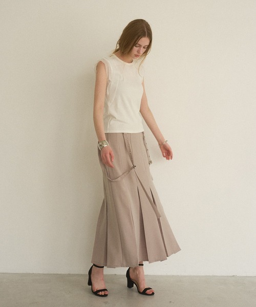 MIELI INVARIANT（ミエリインヴァリアント）の「Box Tuck Suspend Skirt（スカート・レディース・ベージュ/ブラック・MEDIUM/SMALL）」の6枚目の写真