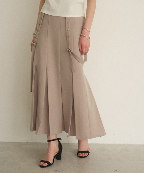 MIELI INVARIANT（ミエリインヴァリアント）の「Box Tuck Suspend Skirt（スカート・レディース・ベージュ/ブラック・MEDIUM/SMALL）」の13枚目の写真