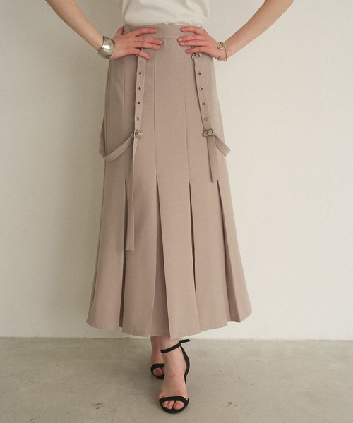 MIELI INVARIANT（ミエリインヴァリアント）の「Box Tuck Suspend Skirt（スカート・レディース・ベージュ/ブラック・MEDIUM/SMALL）」の12枚目の写真