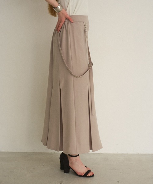 MIELI INVARIANT（ミエリインヴァリアント）の「Box Tuck Suspend Skirt（スカート・レディース・ベージュ/ブラック・MEDIUM/SMALL）」の14枚目の写真