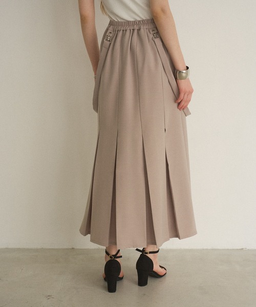 MIELI INVARIANT（ミエリインヴァリアント）の「Box Tuck Suspend Skirt（スカート・レディース・ベージュ/ブラック・MEDIUM/SMALL）」の15枚目の写真