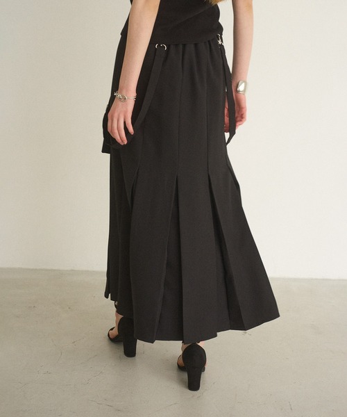 MIELI INVARIANT（ミエリインヴァリアント）の「Box Tuck Suspend Skirt（スカート・レディース・ベージュ/ブラック・MEDIUM/SMALL）」の18枚目の写真
