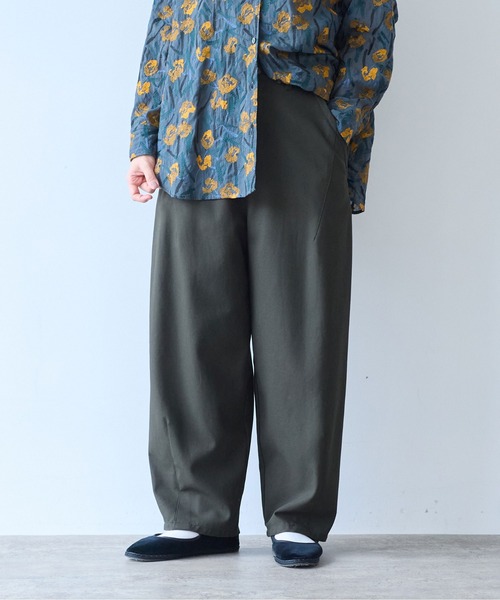 yuni(ユニ )の「20/2強撚Cotton twill cocoon tapered pants(スラックス・レディース・カーキ・M/S)」の1枚目の写真