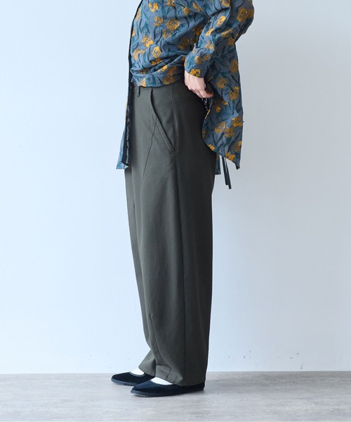 yuni(ユニ )の「20/2強撚Cotton twill cocoon tapered pants(スラックス・レディース・カーキ・M/S)」の7枚目の写真