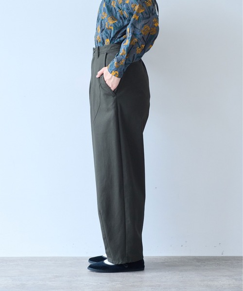 yuni(ユニ )の「20/2強撚Cotton twill cocoon tapered pants(スラックス・レディース・カーキ・M/S)」の10枚目の写真