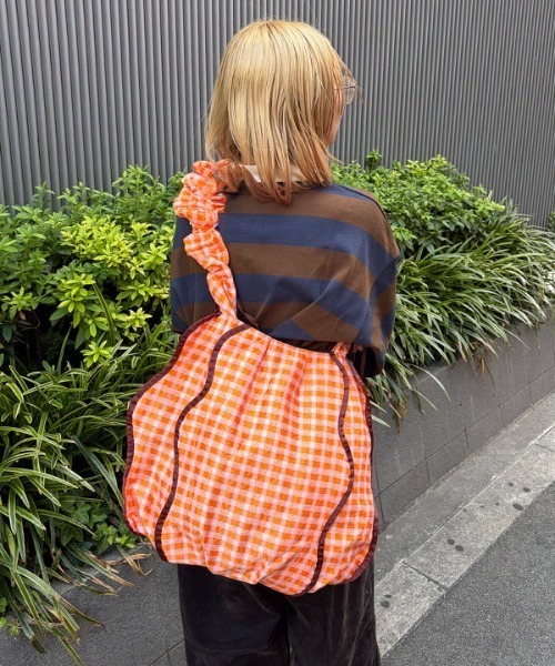 Casselini(キャセリーニ)の「【別注】Casselini / ウェーブ ギャザー バッグ(ショルダーバッグ・レディース・オレンジ/ブラック・ONE SIZE)」の1枚目の写真