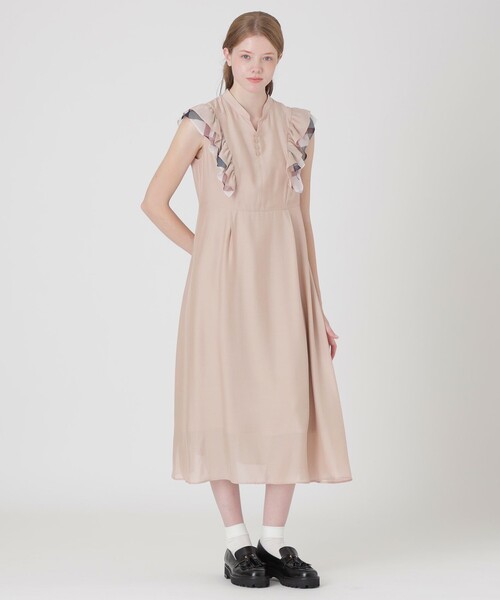 BLUE LABEL CRESTBRIDGE(ブルーレーベルクレストブリッジ)の「パーシャルチェックフリルスリーブドレス(ワンピース・レディース・ベージュ系その他4/ブラック・36/40/38)」の2枚目の写真