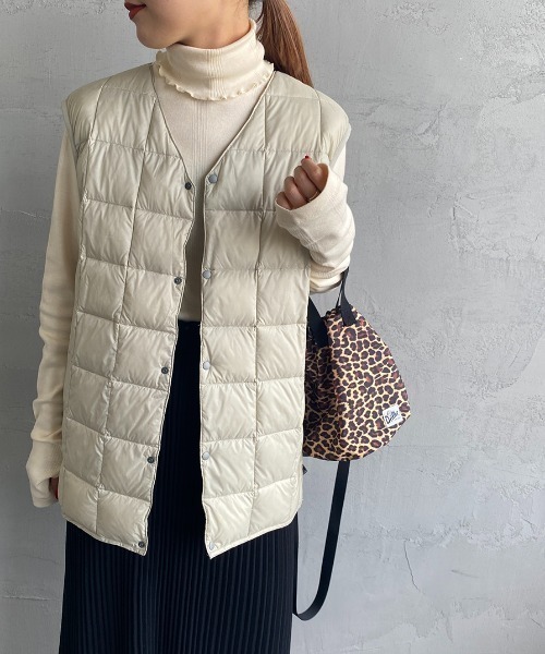TAION（タイオン）の「【WEB先行予約】[TAION/タイオン] Vネック インナーダウンベスト(WEB限定)（ダウンベスト・レディース・レオパード/オリーブ/ライトグレー/ブラック/カーキ・L/XL/M）」の2枚目の写真