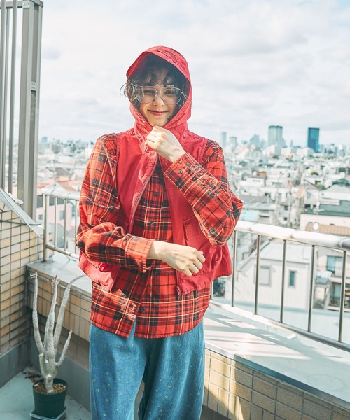 niko and...(ニコアンド)の「BOYSシルエットフードベスト(ベスト・レディース・カーキ/ネイビー/レッド・MEDIUM/LARGE)」の8枚目の写真