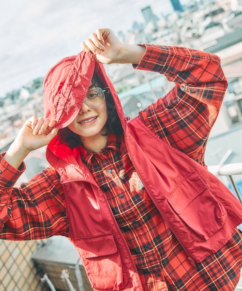 niko and...(ニコアンド)の「BOYSシルエットフードベスト(ベスト・レディース・カーキ/ネイビー/レッド・MEDIUM/LARGE)」の10枚目の写真