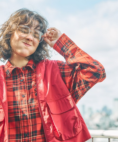 niko and...(ニコアンド)の「BOYSシルエットフードベスト(ベスト・レディース・カーキ/ネイビー/レッド・MEDIUM/LARGE)」の11枚目の写真