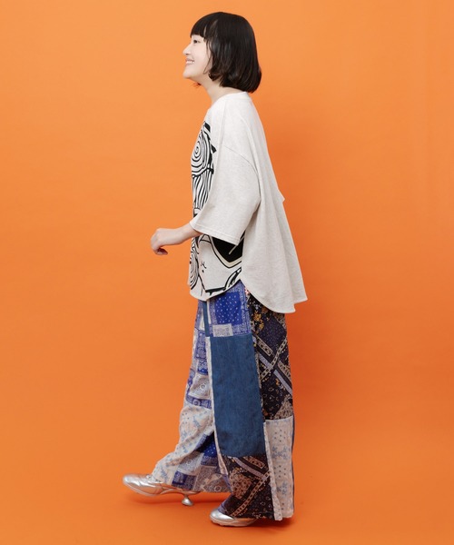 ScoLar(スカラー)の「162741:レース×バンダナ柄×花柄 パッチワーク風デニムパンツ(デニムパンツ・レディース・ブルー/ブラック・M)」の6枚目の写真