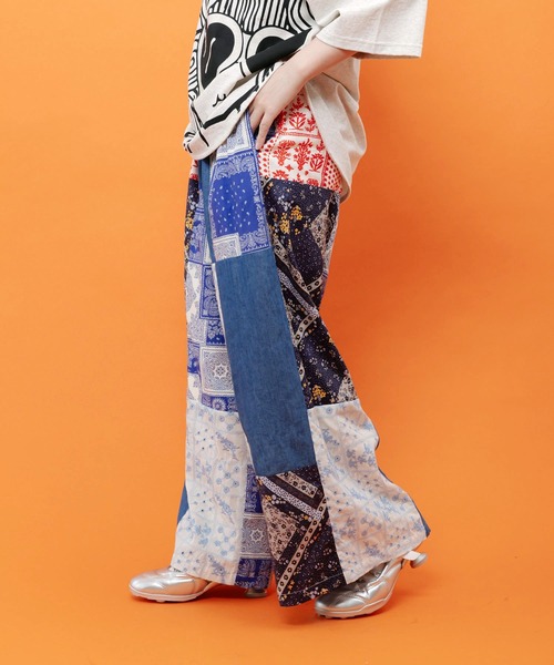 ScoLar(スカラー)の「162741:レース×バンダナ柄×花柄 パッチワーク風デニムパンツ(デニムパンツ・レディース・ブルー/ブラック・M)」の7枚目の写真
