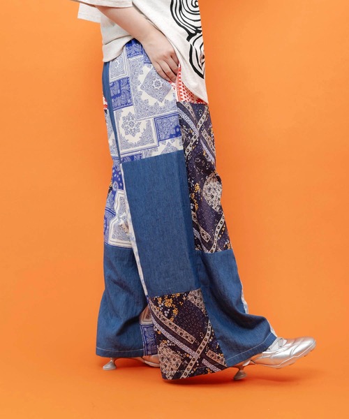 ScoLar(スカラー)の「162741:レース×バンダナ柄×花柄 パッチワーク風デニムパンツ(デニムパンツ・レディース・ブルー/ブラック・M)」の9枚目の写真