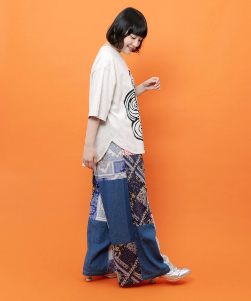ScoLar(スカラー)の「162741:レース×バンダナ柄×花柄 パッチワーク風デニムパンツ(デニムパンツ・レディース・ブルー/ブラック・M)」の10枚目の写真