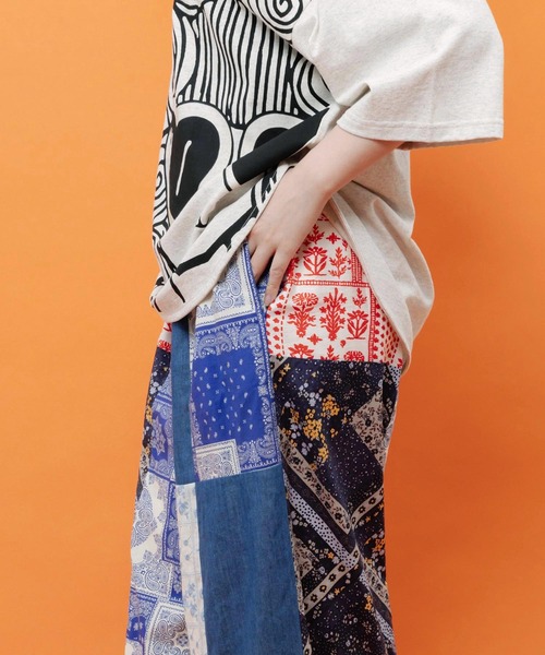 ScoLar(スカラー)の「162741:レース×バンダナ柄×花柄 パッチワーク風デニムパンツ(デニムパンツ・レディース・ブルー/ブラック・M)」の11枚目の写真