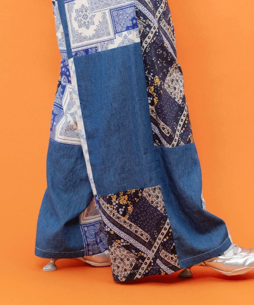ScoLar(スカラー)の「162741:レース×バンダナ柄×花柄 パッチワーク風デニムパンツ(デニムパンツ・レディース・ブルー/ブラック・M)」の13枚目の写真