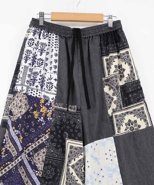 ScoLar(スカラー)の「162741:レース×バンダナ柄×花柄 パッチワーク風デニムパンツ(デニムパンツ・レディース・ブルー/ブラック・M)」の18枚目の写真