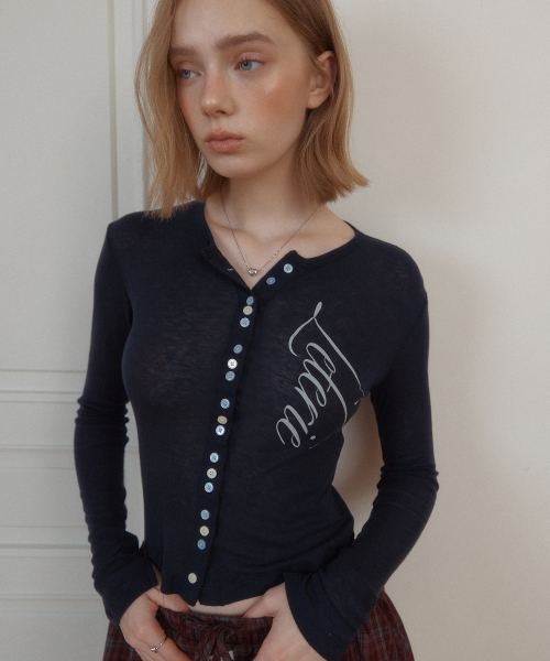 LETERIE(レテリー)の「LETTERING BUTTON CARDIGAN_NAVY(Tシャツ/カットソー・レディース・ネイビー・FREE)」の1枚目の写真