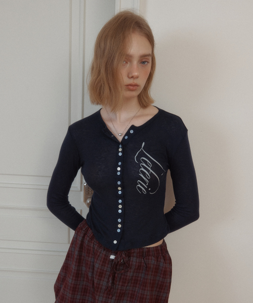 LETERIE(レテリー)の「LETTERING BUTTON CARDIGAN_NAVY(Tシャツ/カットソー・レディース・ネイビー・FREE)」の3枚目の写真