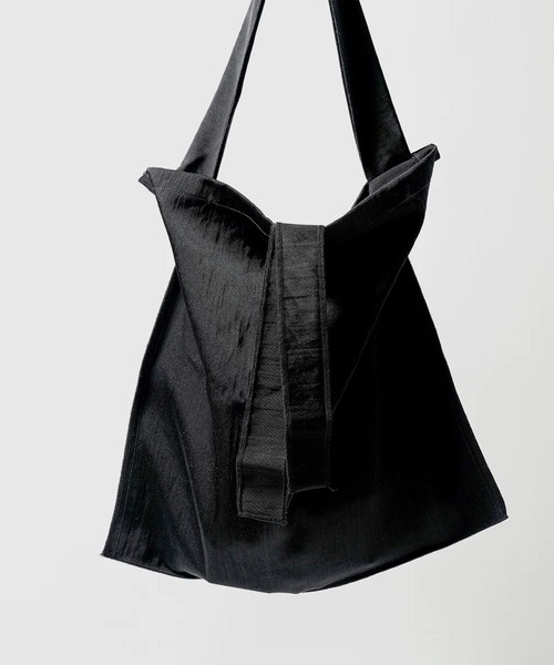 ITTI(イッチ)の「MARY INSIDE OUT TOTE - L / CERATO BRIGHT(トートバッグ・レディース・ブラウン/ブラック・FREE)」の4枚目の写真