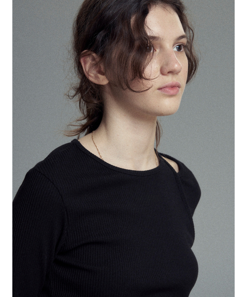 MALOUPE(マロップ)の「5117 肩ポイントスリムTシャツ (ブラック)(Tシャツ/カットソー・レディース・ブラック・FREE)」の4枚目の写真