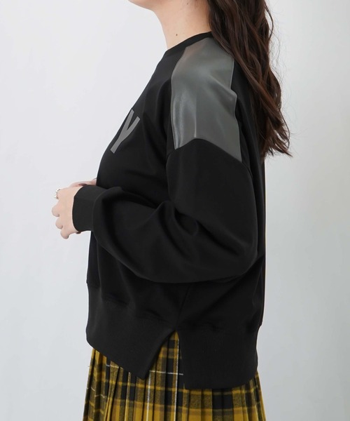 LUCA/LADY LUCK LUCA(ルカ/レディラックルカ)の「LC/LLL フェイクレザーロゴトップス(Tシャツ/カットソー・レディース・ベージュ/ブラック/ブラウン・FREE)」の17枚目の写真