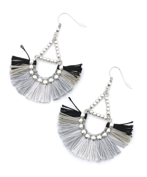 MOUSSY（マウジー）の「COLOR FRINGE EARRING（ピアス（両耳用）・レディース・ブラック系その他/レッド系その他/イエロー系その他・FREE）」の2枚目の写真