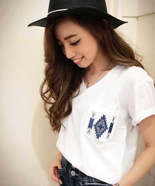 VENCEEXCHANGE(ヴァンスエクスチェンジ)の「オルテガ刺繍ポケットT (Tシャツ/カットソー・レディース・オフホワイト/ブラック/オレンジ・MEDIUM)」の2枚目の写真