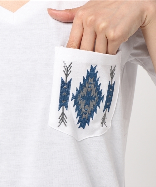 VENCEEXCHANGE(ヴァンスエクスチェンジ)の「オルテガ刺繍ポケットT (Tシャツ/カットソー・レディース・オフホワイト/ブラック/オレンジ・MEDIUM)」の7枚目の写真