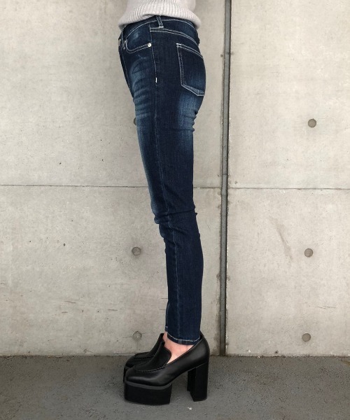 ENVYM(アンビー)の「JUST WAIST SKINNY PT(デニムパンツ・レディース・サックスブルー/ブルー/インディゴブルー/ブラック・SMALL/MEDIUM/X-SMALL)」の19枚目の写真