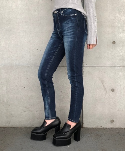 ENVYM(アンビー)の「JUST WAIST SKINNY PT(デニムパンツ・レディース・サックスブルー/ブルー/インディゴブルー/ブラック・SMALL/MEDIUM/X-SMALL)」の17枚目の写真