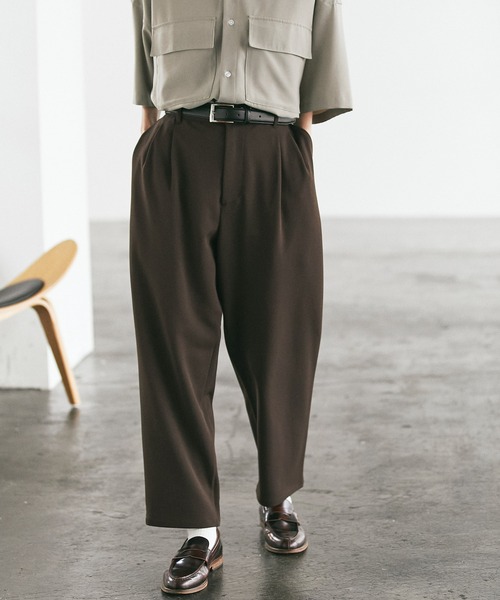 EMMA CLOTHES（エマクローズ）の「梨地ルーズリラックス テパードワイドパンツ EMMA CLOTHES（その他パンツ・メンズ・ブラック/ダークブラウン/グレー系その他/ブラウン系その他/ベージュ系その他/グリーン系その他/グレイッシュベージュ/ダークネイビー/ライラック・M/L/S）」の4枚目の写真