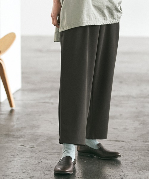 EMMA CLOTHES（エマクローズ）の「梨地ルーズリラックス テパードワイドパンツ EMMA CLOTHES（その他パンツ・メンズ・ブラック/ダークブラウン/グレー系その他/ブラウン系その他/ベージュ系その他/グリーン系その他/グレイッシュベージュ/ダークネイビー/ライラック・M/L/S）」の3枚目の写真